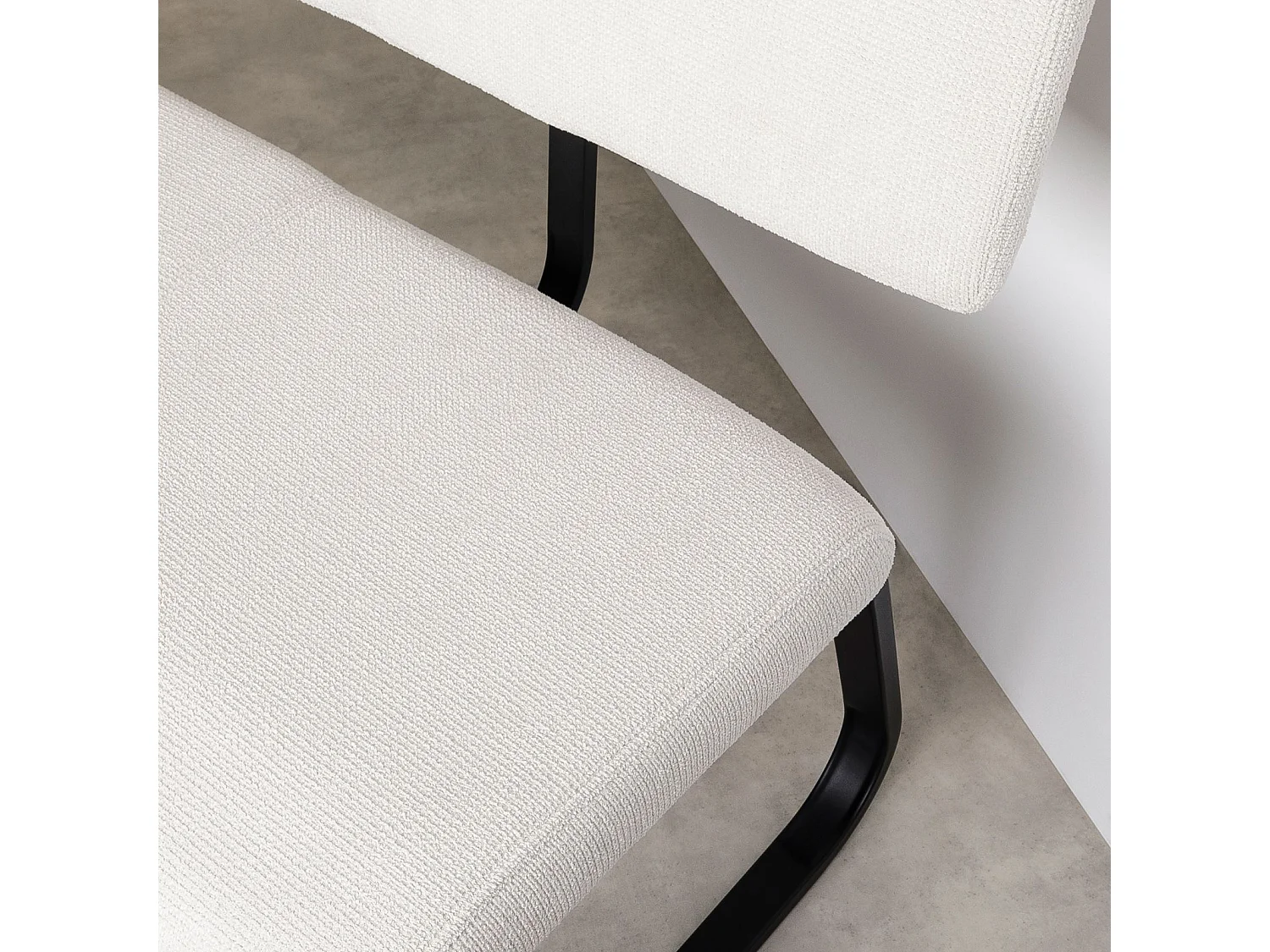 Banc d'entrée VILAS siège avec 3 places, banquette au piètement chromé, revêtement en tissu coloris blanc crème