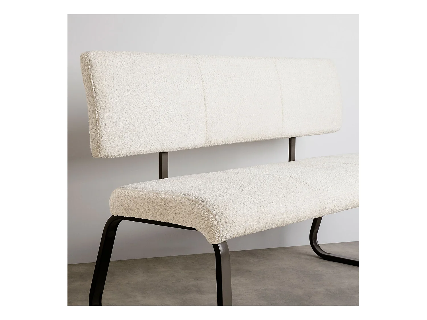 Banc d'entrée VILAS siège avec 3 places, banquette au piètement chromé, revêtement en tissu bouclé, blanc