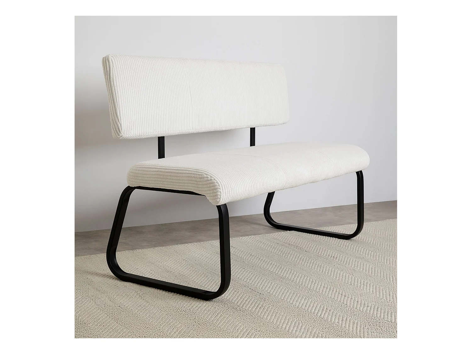 Banc de salle à manger MATESE L 135 cm en velours côtelé blanc avec dossier structure métal, 3 places, assise rembourrée