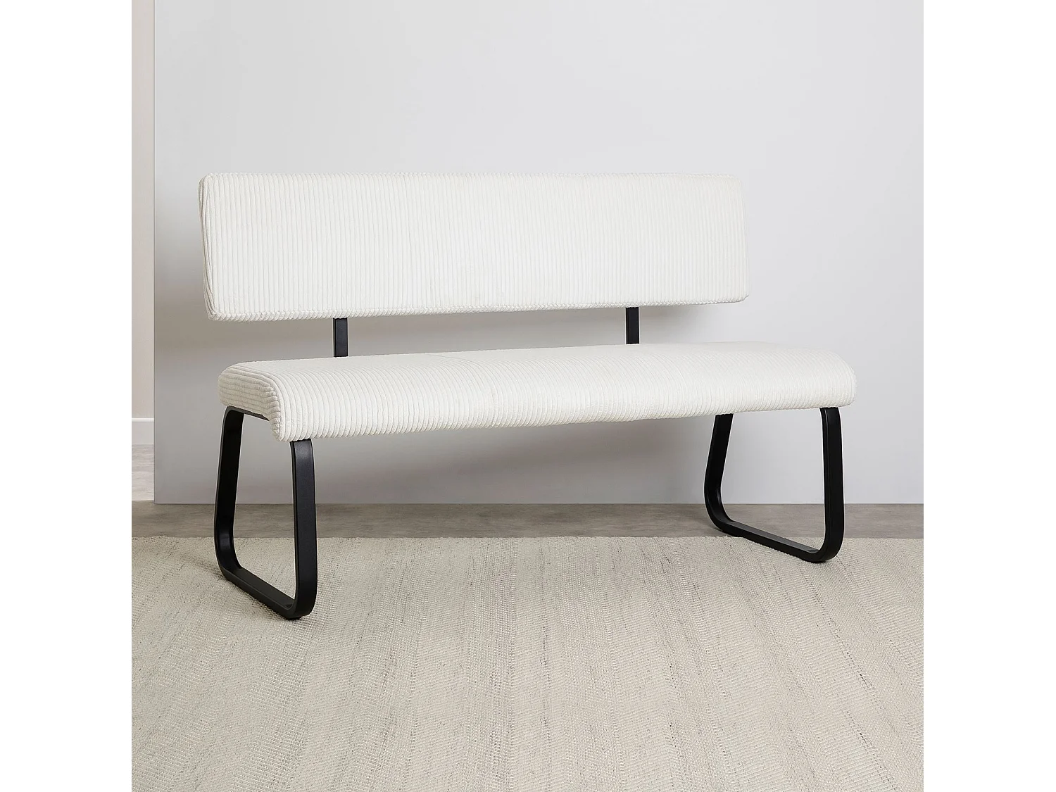 Banc de salle à manger MATESE L 135 cm en velours côtelé blanc avec dossier structure métal, 3 places, assise rembourrée