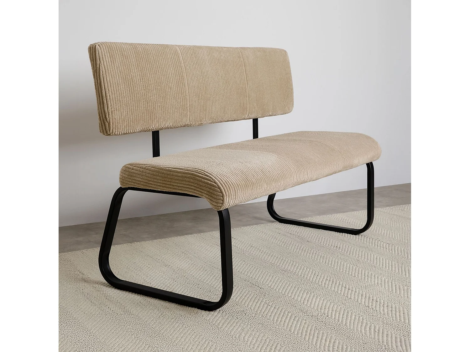 Banc de salle à manger MATESE L 135 cm en velours côtelé beige avec dossier structure métal, 3 places, blanc assise rembourrée