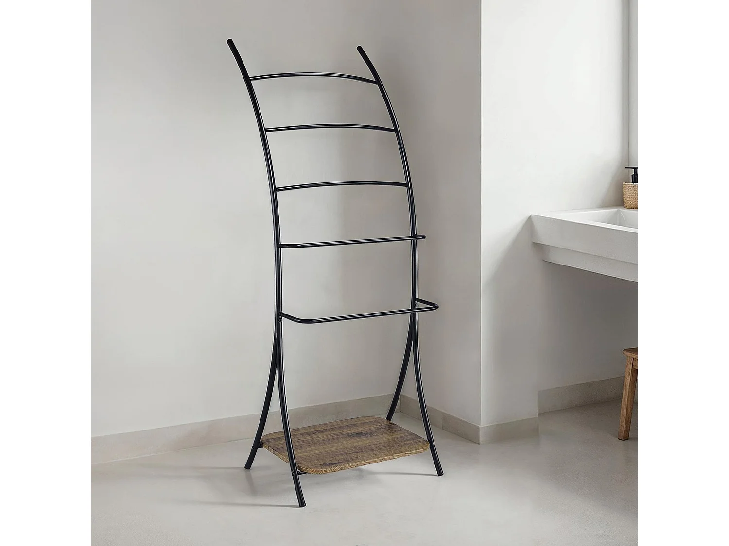 Porte-serviettes sur pied EDY avec 5 niveaux de différentes hauteurs en métal noir et 1 étagère portant pour salle de bain