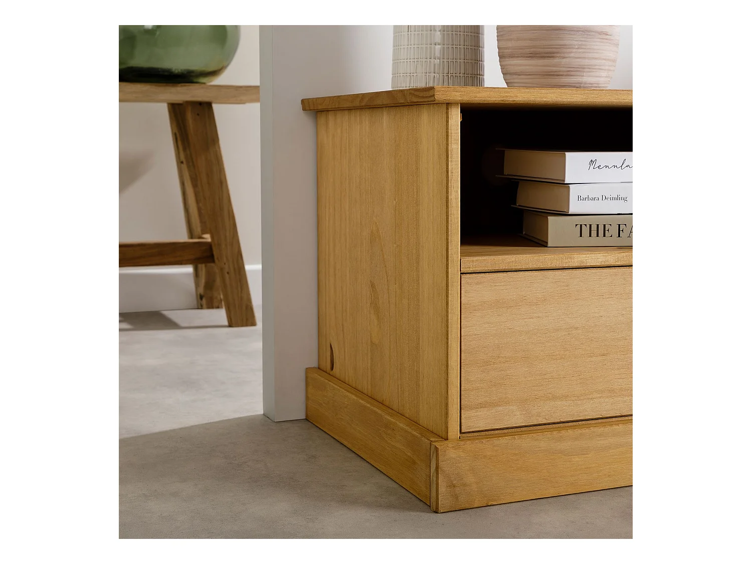 Meuble TV VENETA L 106 cm en bois massif coloris naturel avec 1 porte battante et 1 tiroir