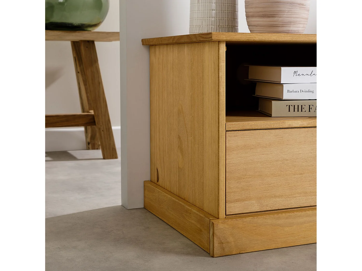 Meuble TV VENETA L 106 cm en bois massif coloris naturel avec 1 porte battante et 1 tiroir