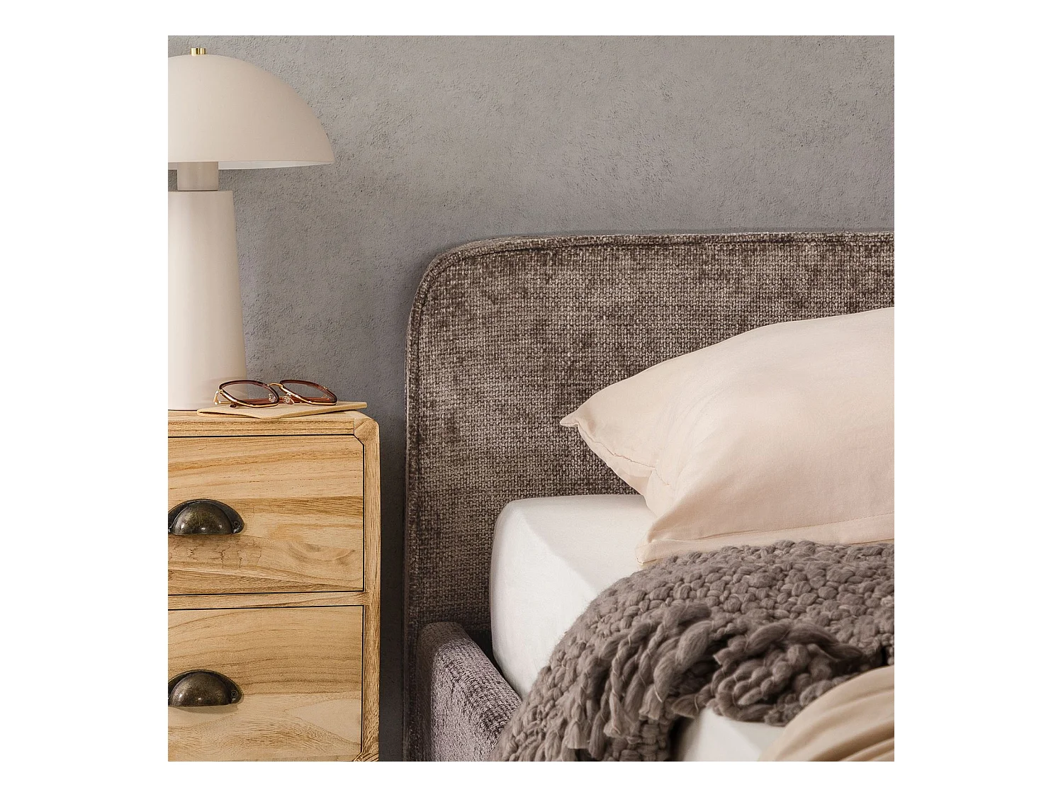 Lit double LEVERDA 140x190 cm, Revêtement en tissu, Lit style moderne pour 2 personnes, Cadre de lit avec sommier inclus, Brun