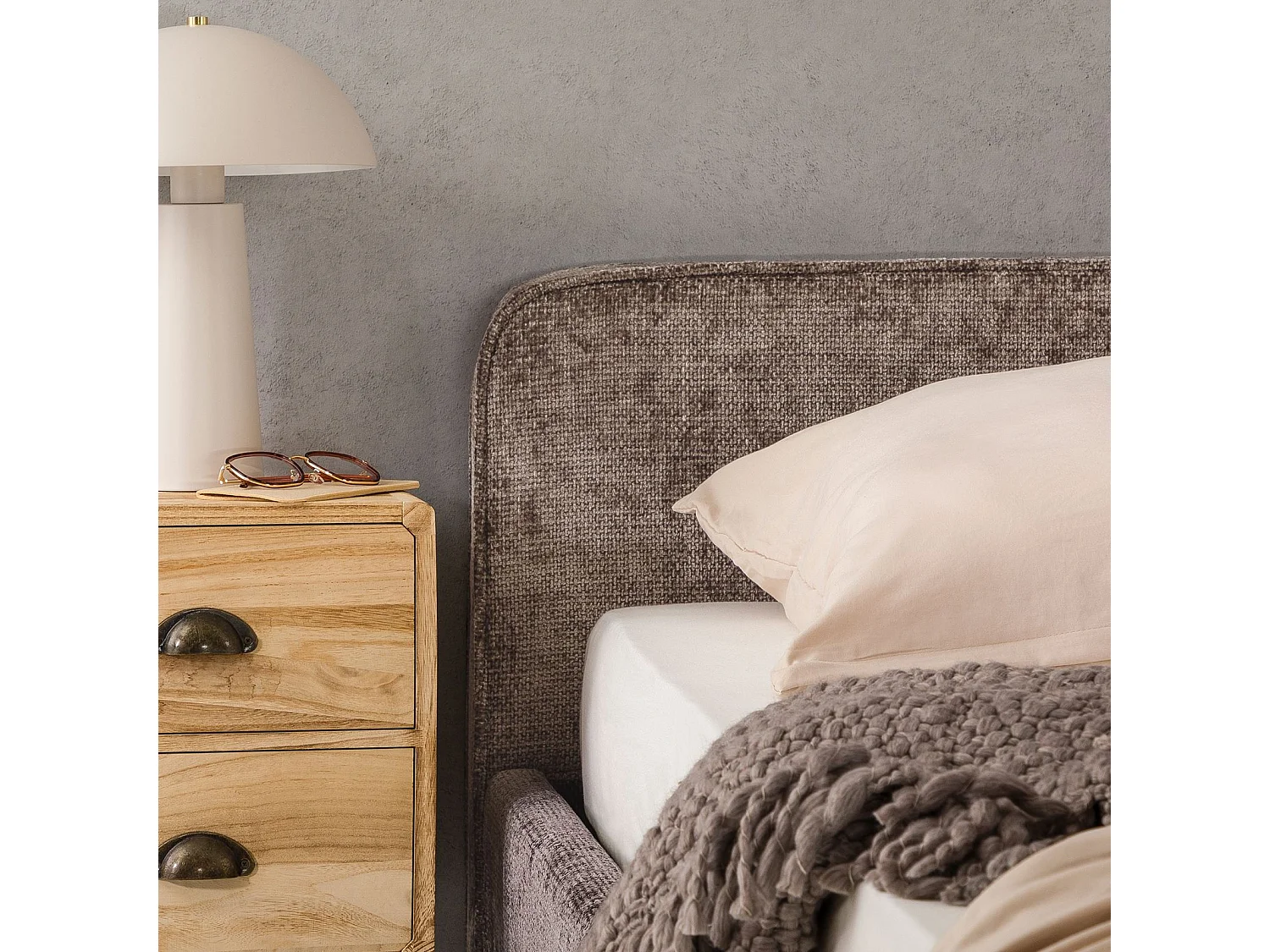 Lit double LEVERDA 140x190 cm, Revêtement en tissu, Lit style moderne pour 2 personnes, Cadre de lit avec sommier inclus, Brun