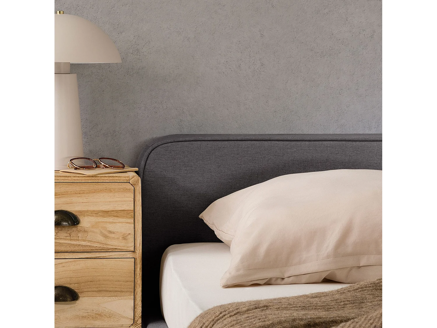 Lit double BELARTI 140x190 cm rembourré, Revêtement en tissu Gris foncé, Lit style moderne pour 2 personnes, sommier inclus