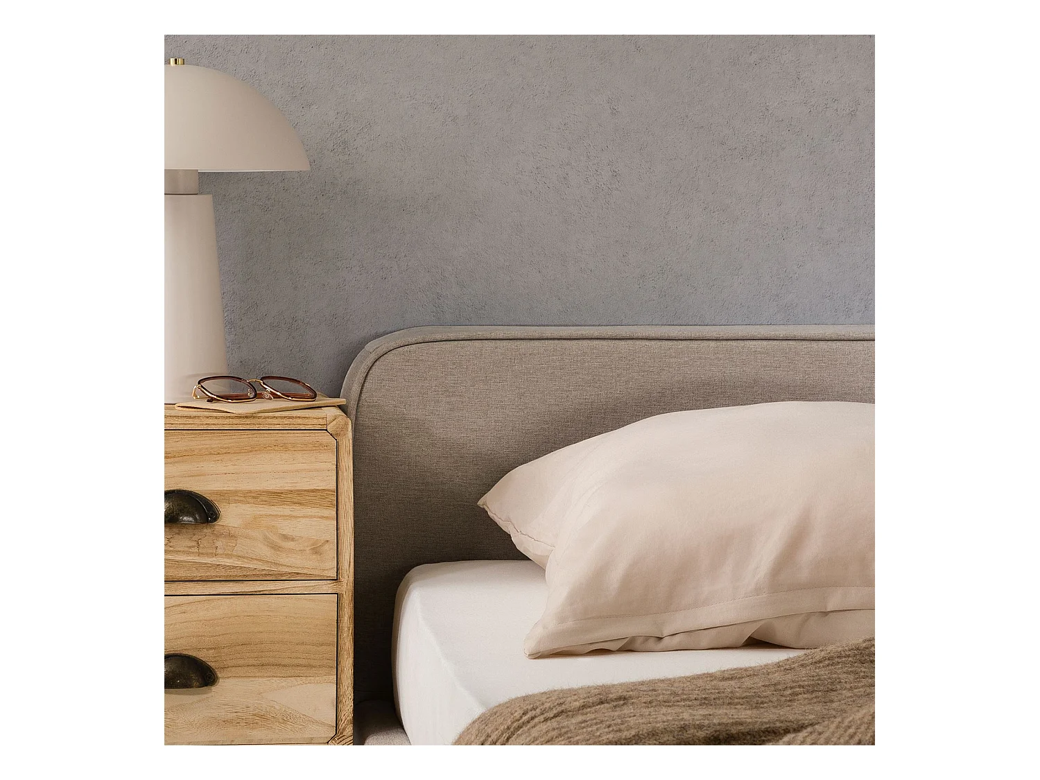 Lit double BELARTI 140x190 cm, Revêtement en tissu Grège, Lit style moderne pour 2 personnes, Cadre avec sommier inclus