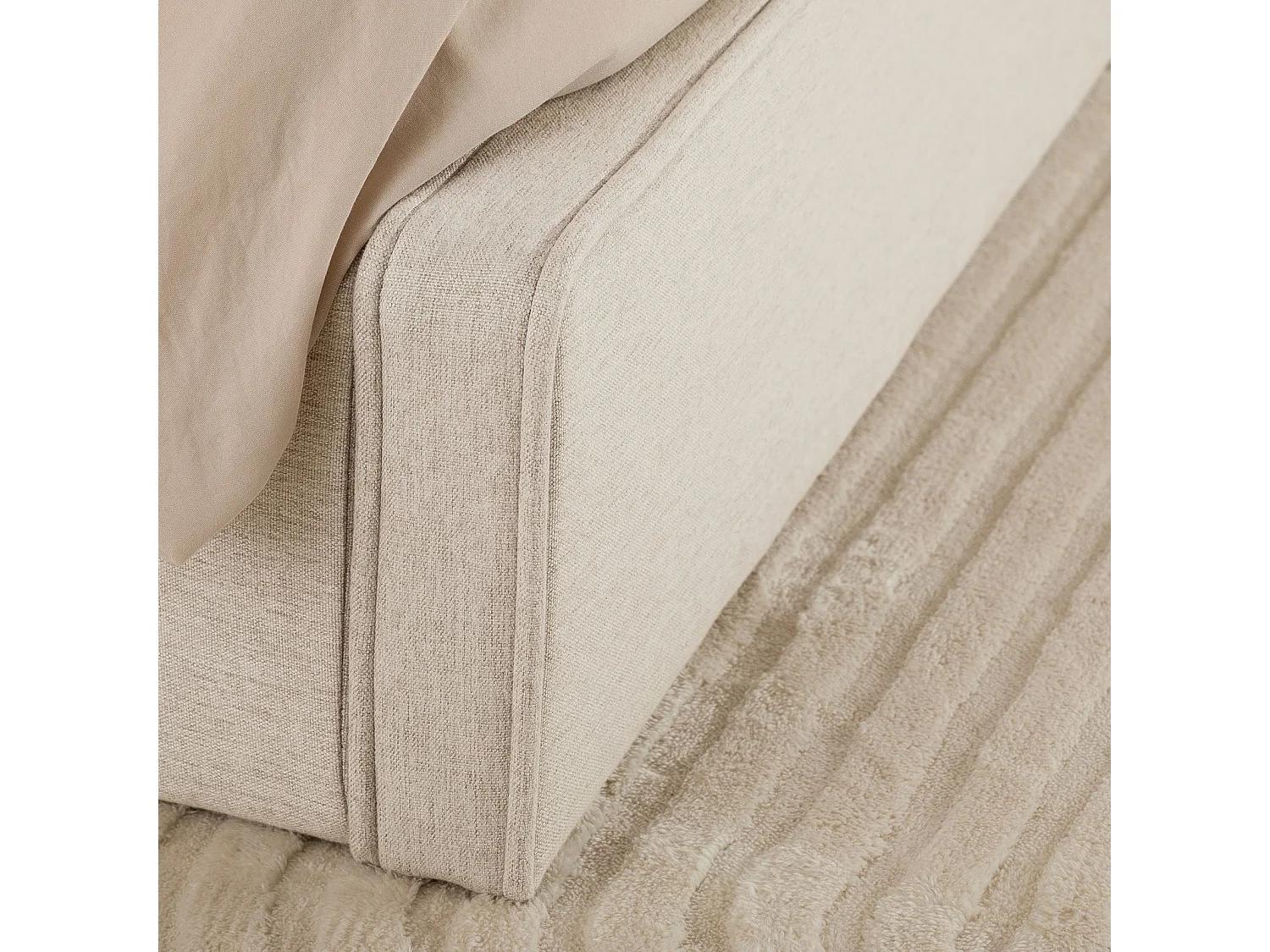 Lit double BELARTI 140x190 cm rembourré, Revêtement en tissu Beige, Lit style moderne pour 2 personnes, Cadre avec sommier inclus