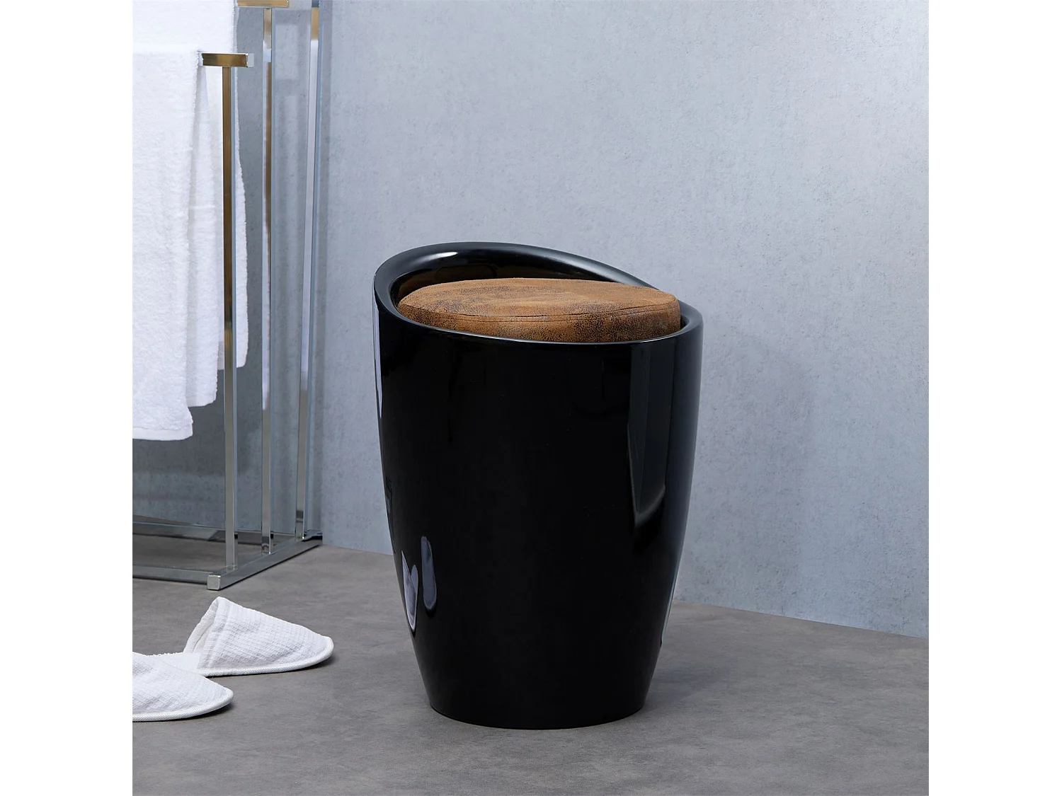 Tabouret DANIEL pouf rond avec rangement et assise rembourrée, structure en plastique noir et revêtement en tissu brun vintage