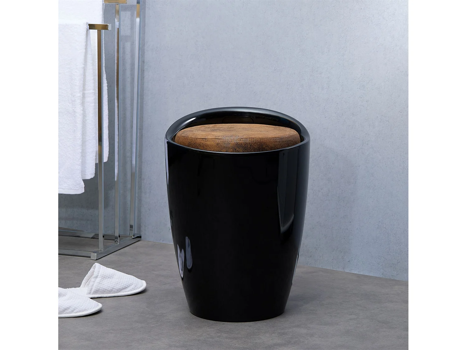 Tabouret DANIEL pouf rond avec rangement et assise rembourrée, structure en plastique noir et revêtement en tissu brun vintage