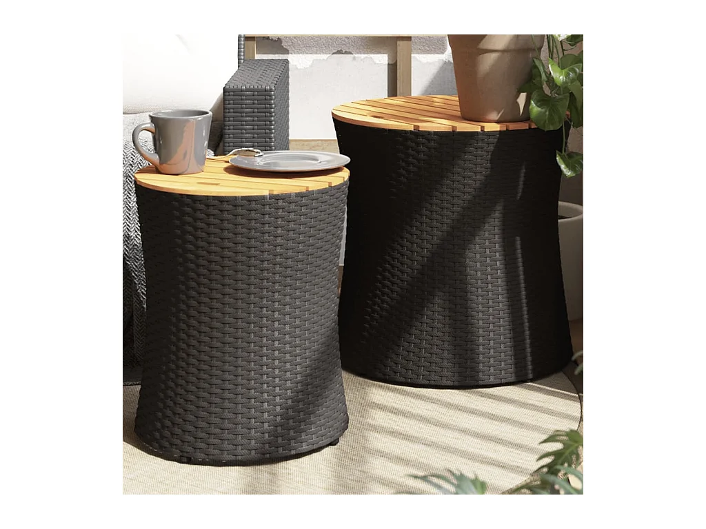 mesas auxiliares de jardín con tablero de madera negra y ratán sintético.