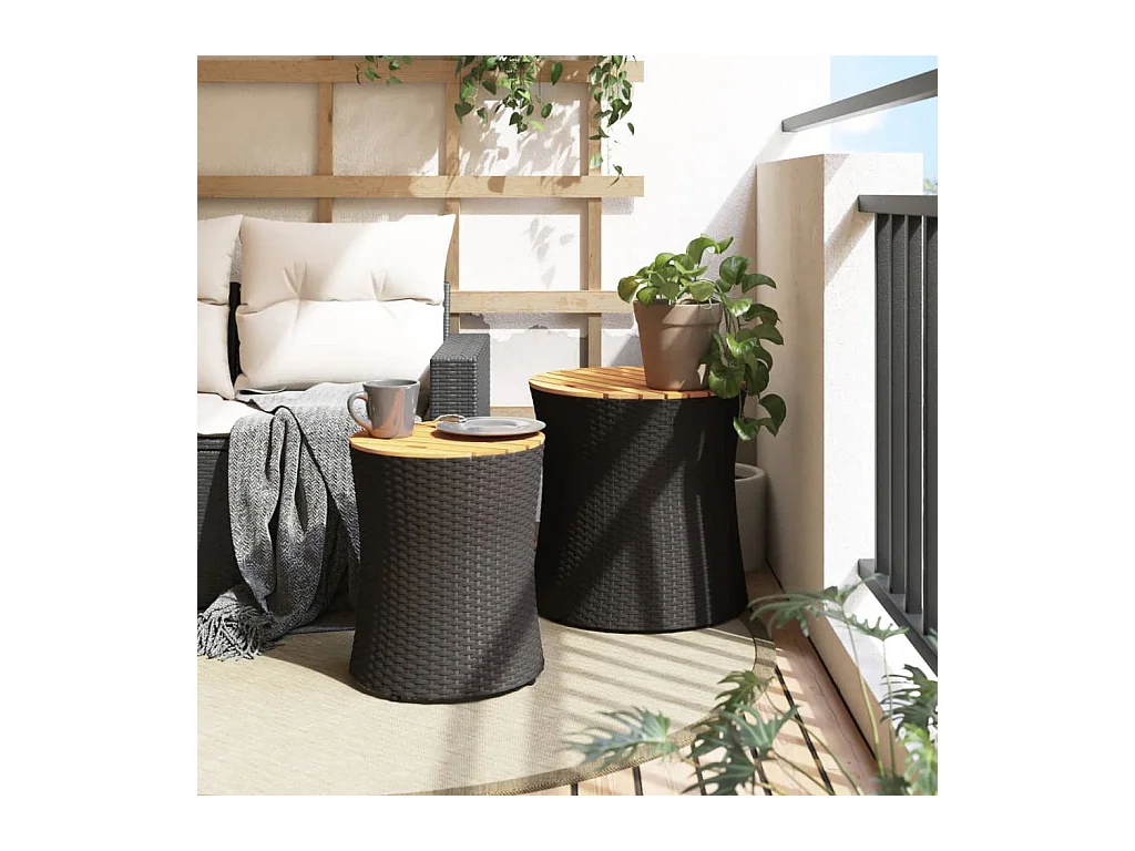 mesas auxiliares de jardín con tablero de madera negra y ratán sintético.