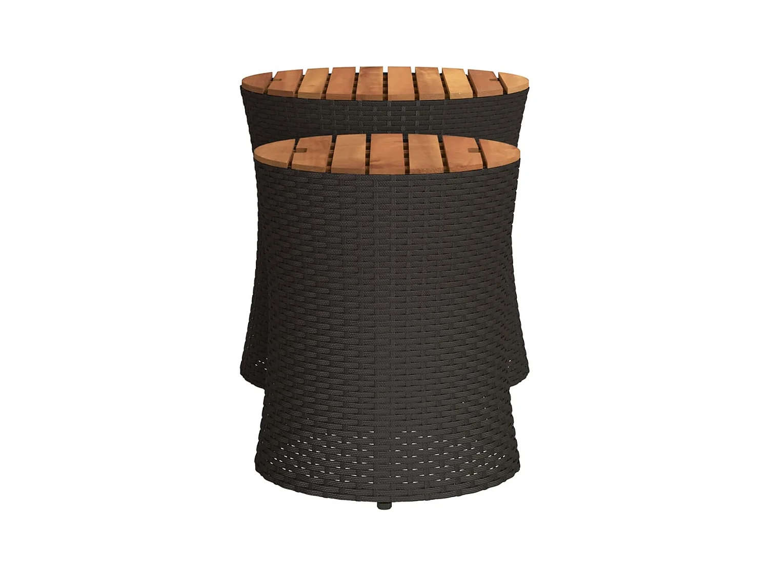 mesas auxiliares de jardín con tablero de madera negra y ratán sintético.