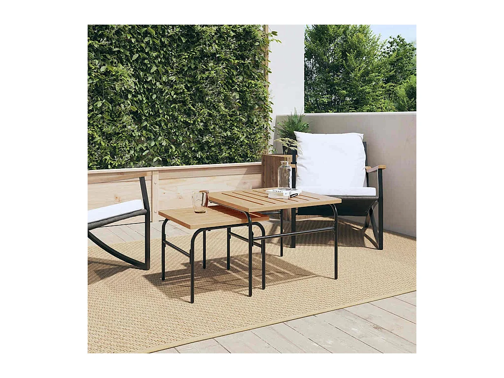 stuks in elkaar passende tuintafels van bruin en zwart staal