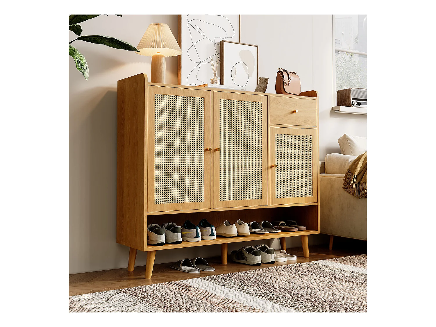 Armoire à chaussures en rotin naturel avec 3 portes, 1 tiroir et 5 étagères, avec poignées métalliques et pieds en bois massif (120x35x106 cm)