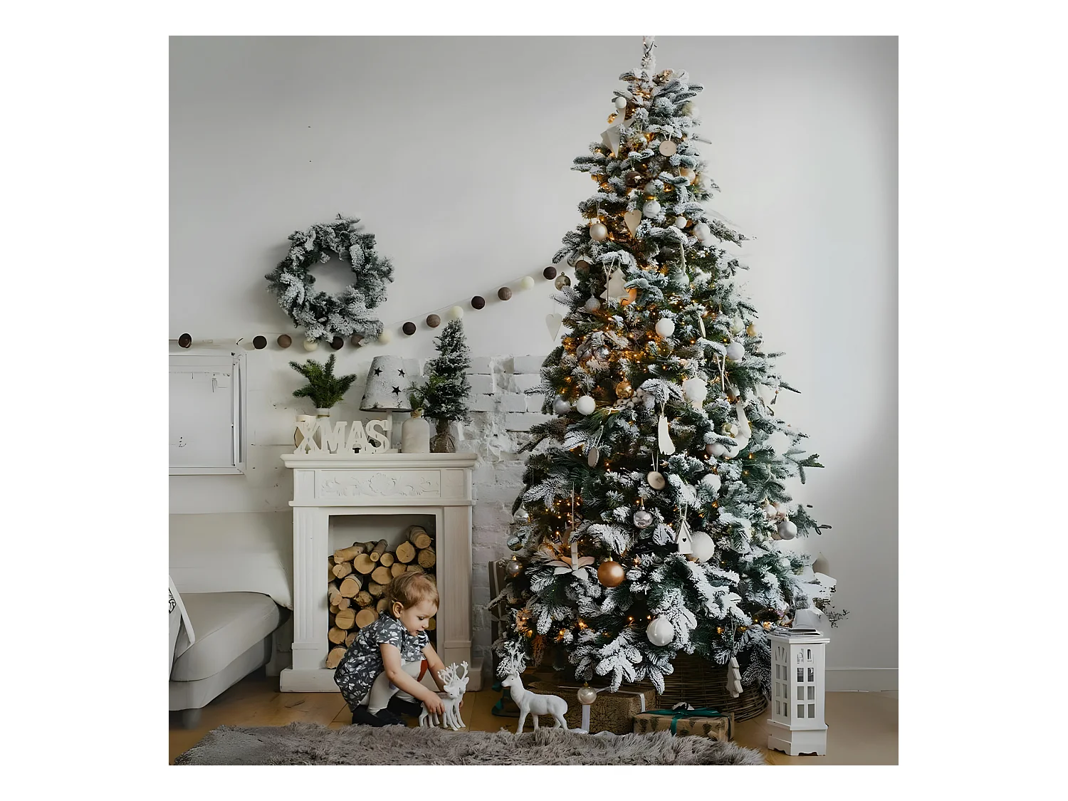 Albero di Natale innevato "Astro" moderno con big led in PE + PVC + Flock 240 cm