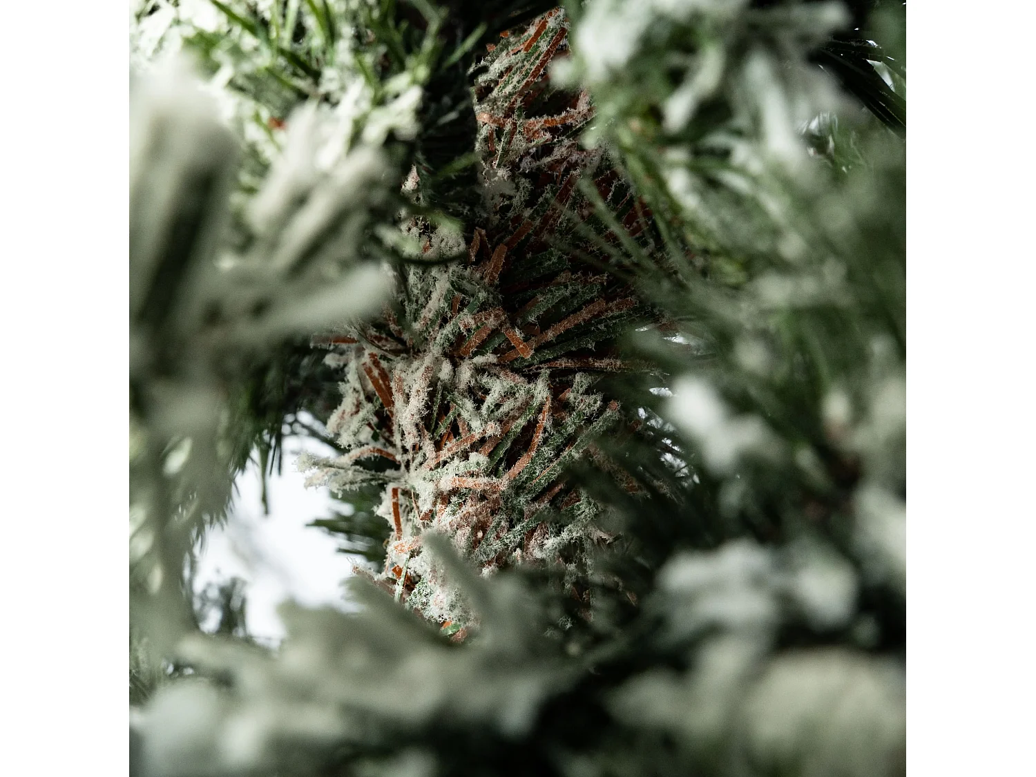 Slanke sneeuwvlokkerstboom van Real Touch PE, PVC en Flock, 210 cm