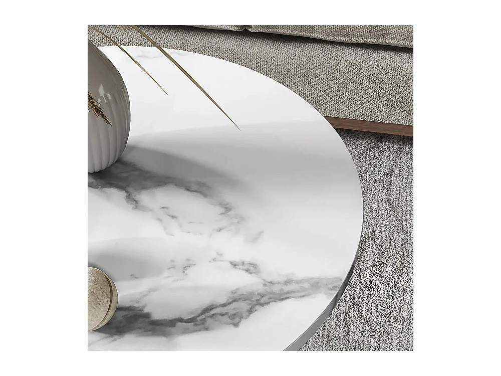 Ensemble de deux tables basses rondes, design marbré, avec étagères ouvertes et structure en acier doré.