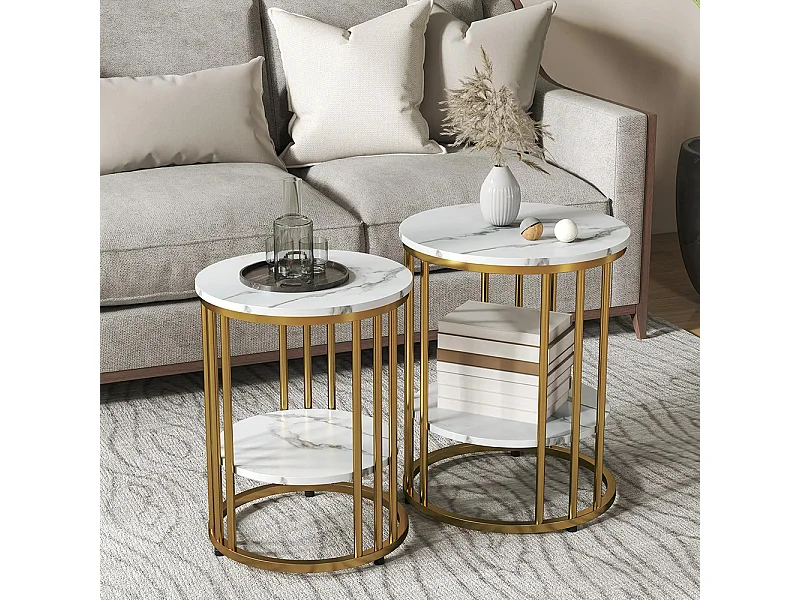 Ensemble de deux tables basses rondes, design marbré, avec étagères ouvertes et structure en acier doré.