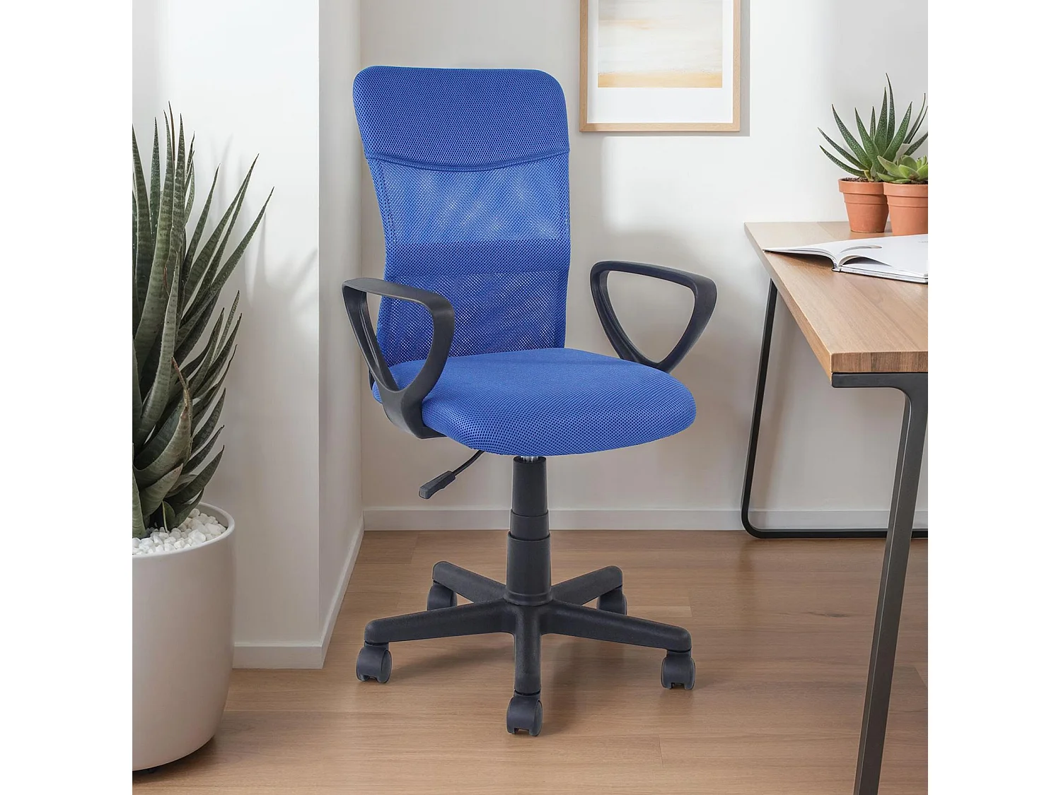 Chaise de bureau ergonomique JOGO bleu assise pivotante et réglable en hauteur 99 cm, roulettes adaptées à la moquette