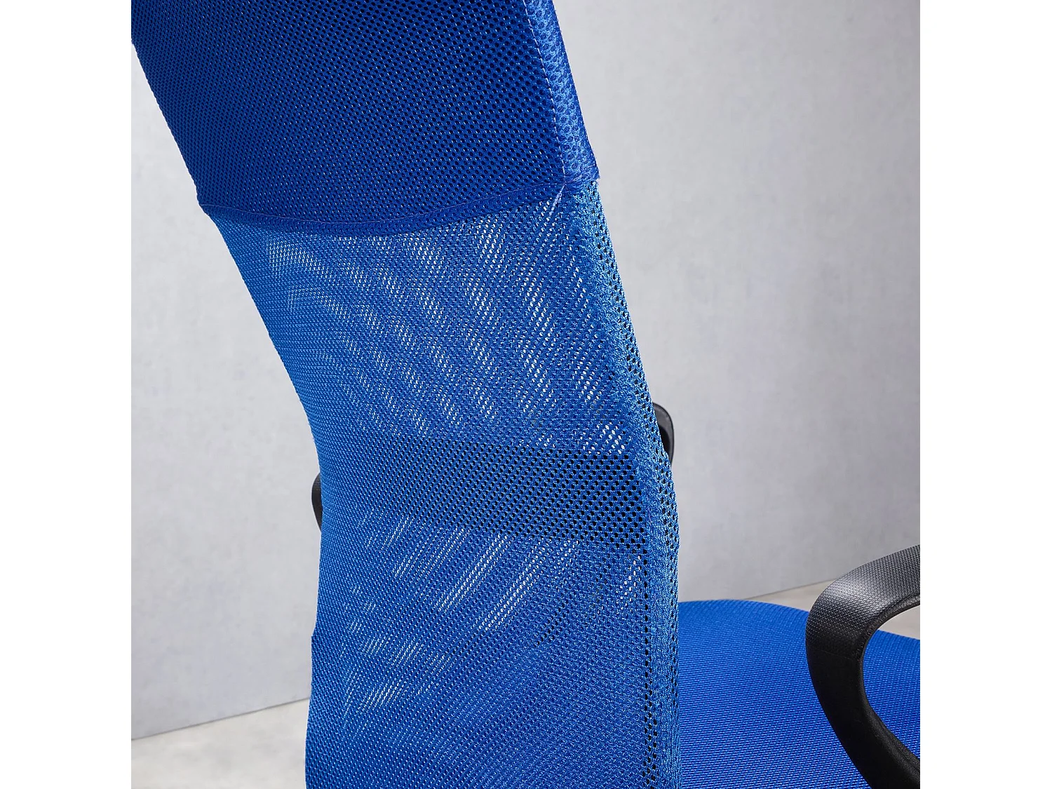 Chaise de bureau ergonomique JOGO bleu assise pivotante et réglable en hauteur 99 cm, roulettes adaptées à la moquette