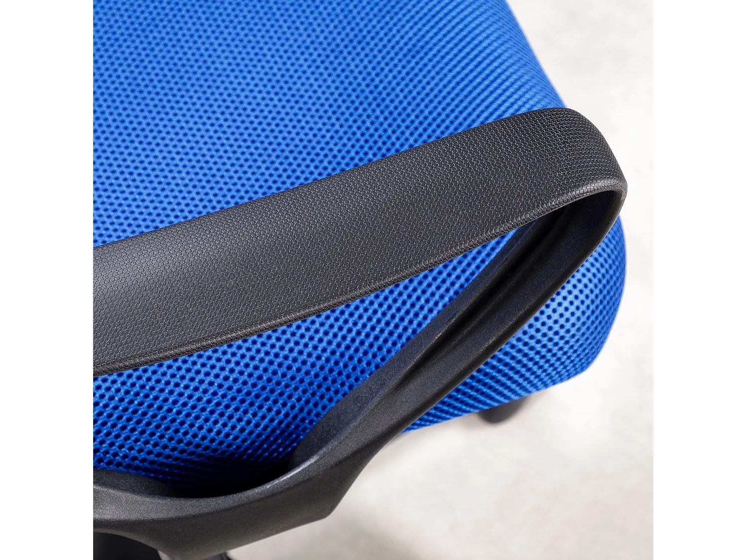 Chaise de bureau ergonomique JOGO bleu assise pivotante et réglable en hauteur 99 cm, roulettes adaptées à la moquette