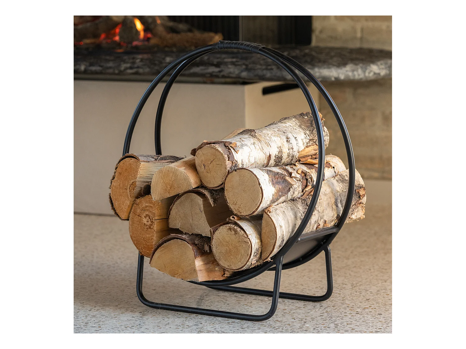 Cesta redonda de metal para leña