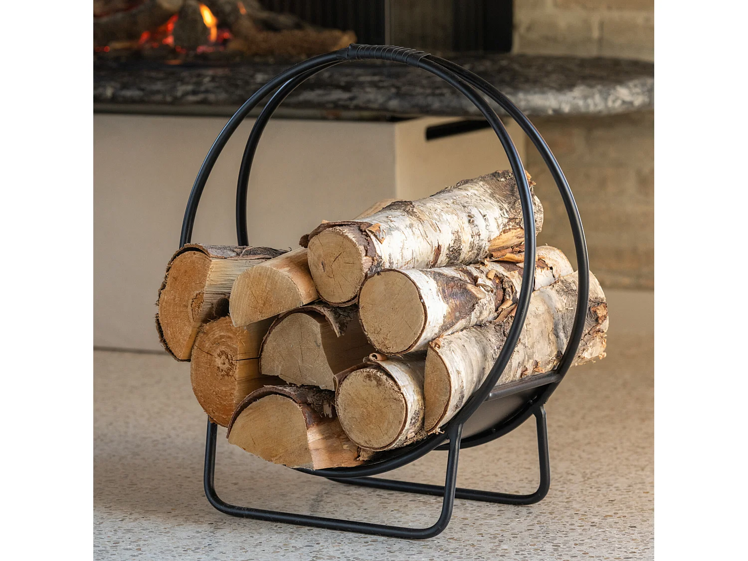 Cesta redonda de metal para leña
