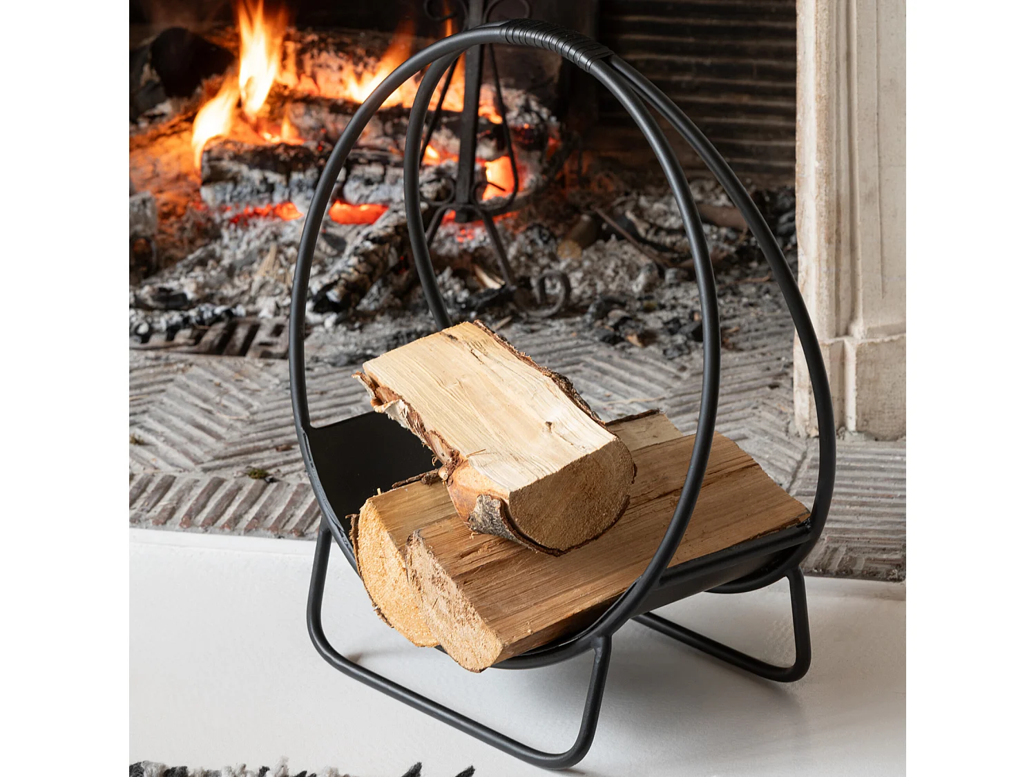 Cesta redonda de metal para leña