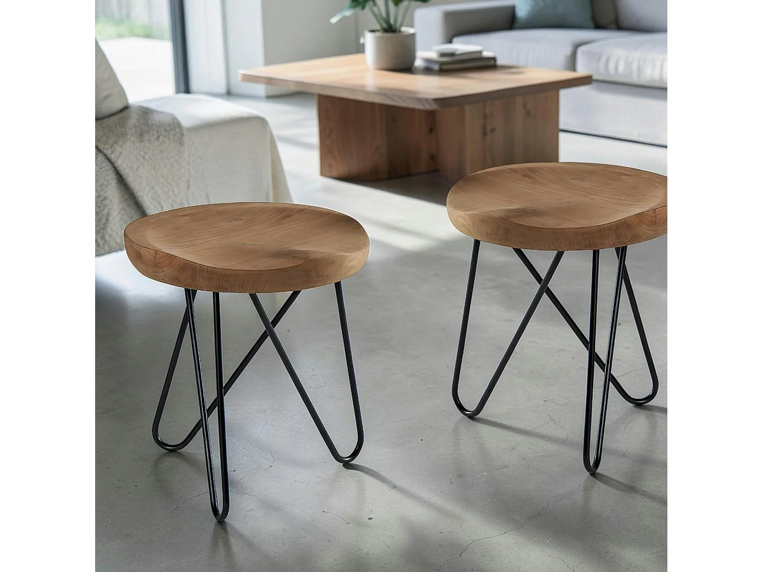 Tabouret en teck massif avec 3 pieds en épingle métal noir D40xH43cm TOWN