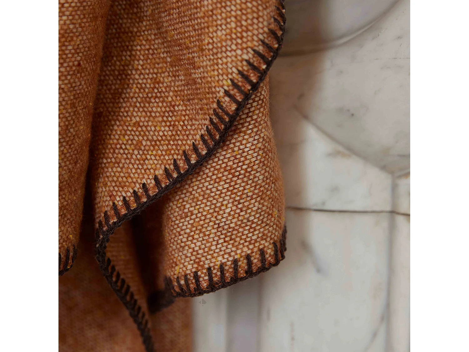 Plaid laine acrylique micro-motif 120x180 cm ALES marron terre brûlé