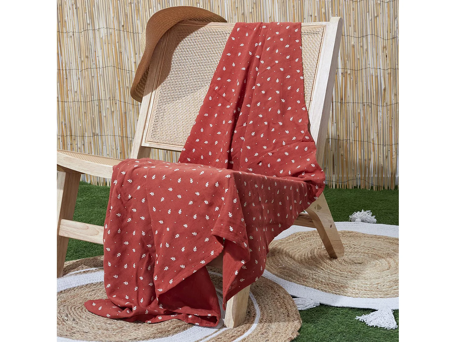 Plaid 120x150 cm LUCIE gaze de coton motif feuilles rouge