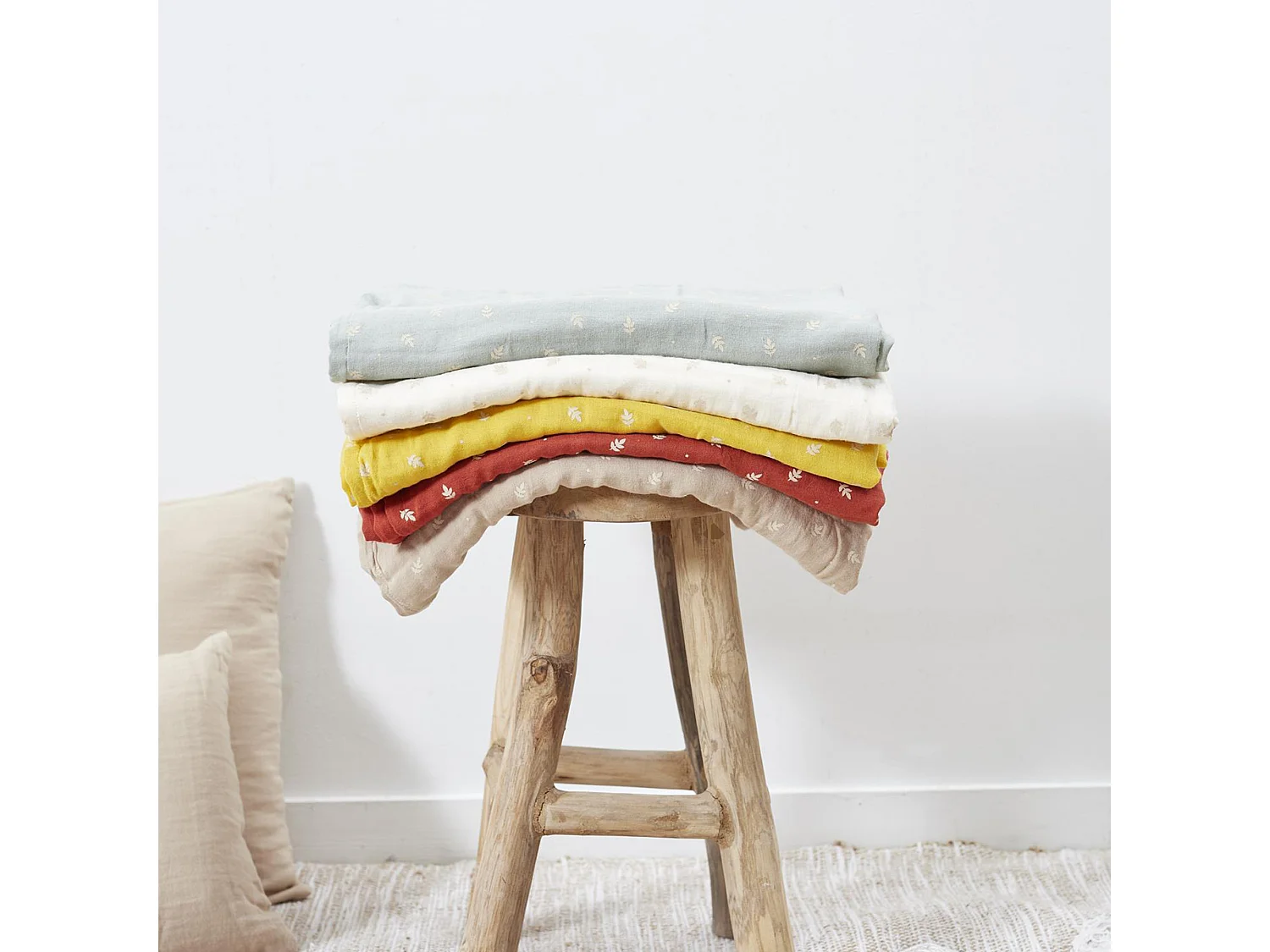 Plaid 120x150 cm LUCIE gaze de coton motif feuilles rouge