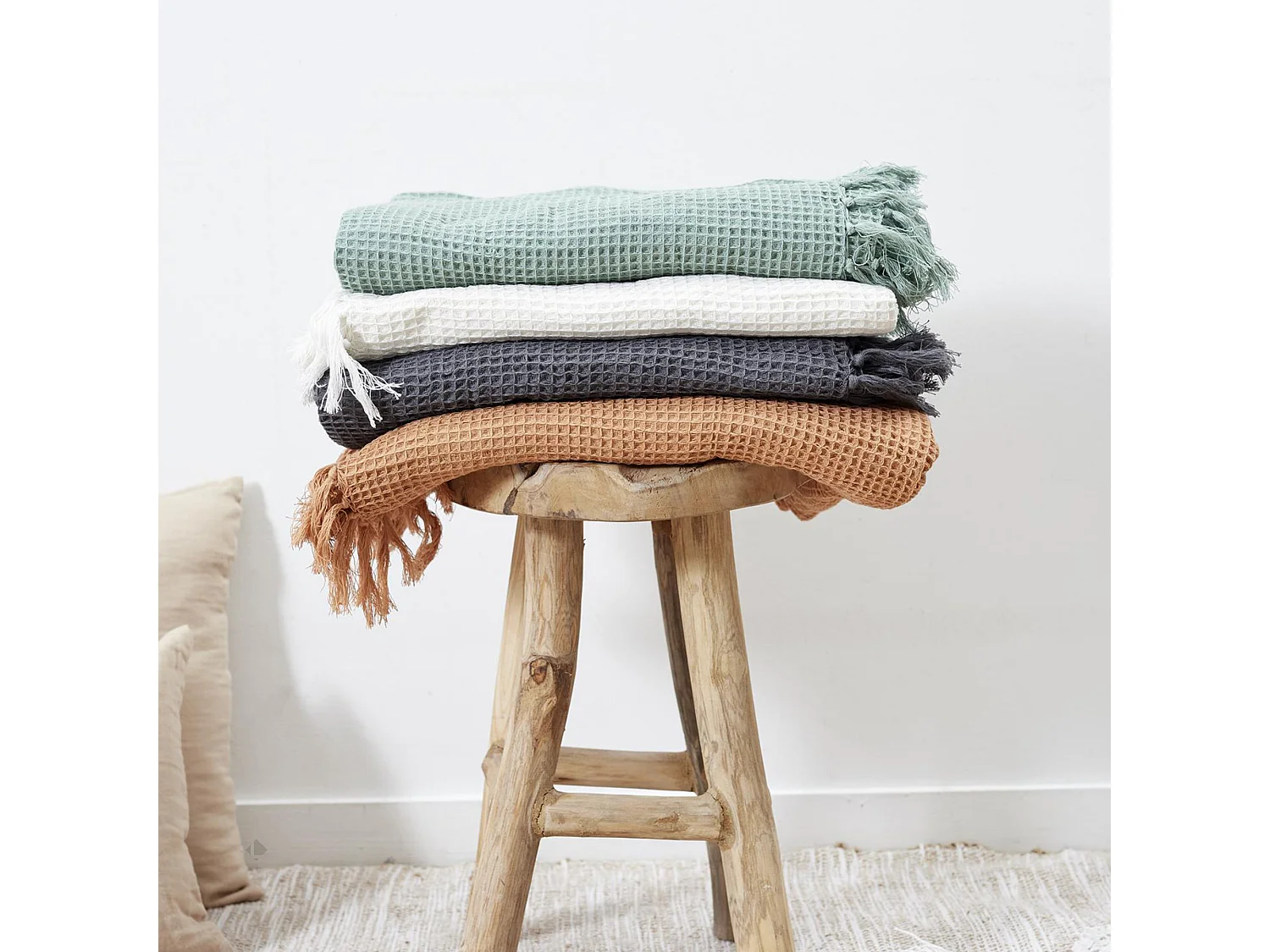 Jeté de canapé à franges gaufré 120x150 cm collection LAURY gris anthracite