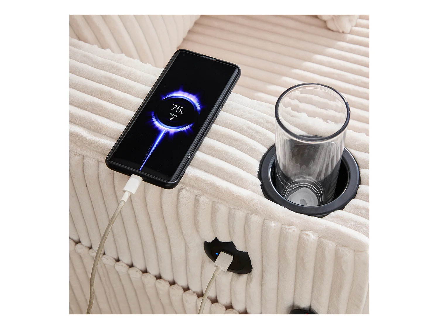 Beiges 1-Sitzer-Sofa – Ruhesessel mit seitlichen Getränkehaltern und USB-Ladeanschluss – LED-Stimmungsbeleuchtung