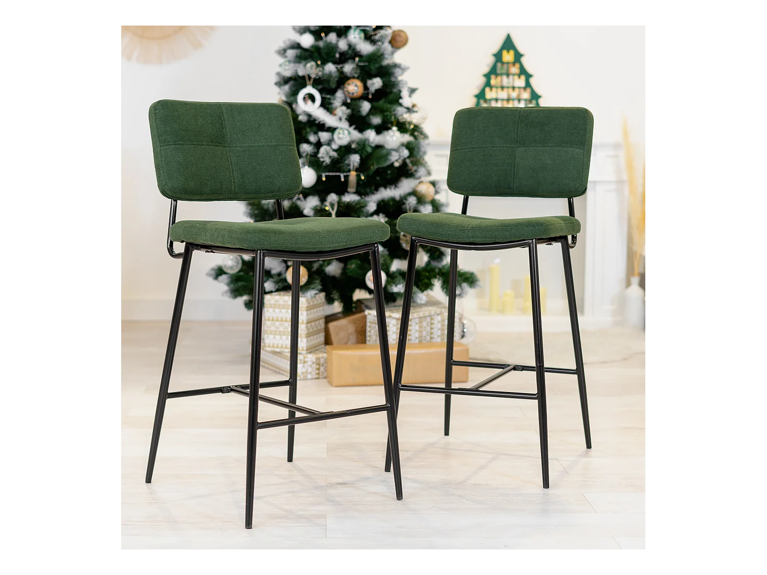 Lot de 2 tabourets de bar, style scandinave, revêtement en tissu vert, pieds en métal, hauteur d'assise 69 cm.