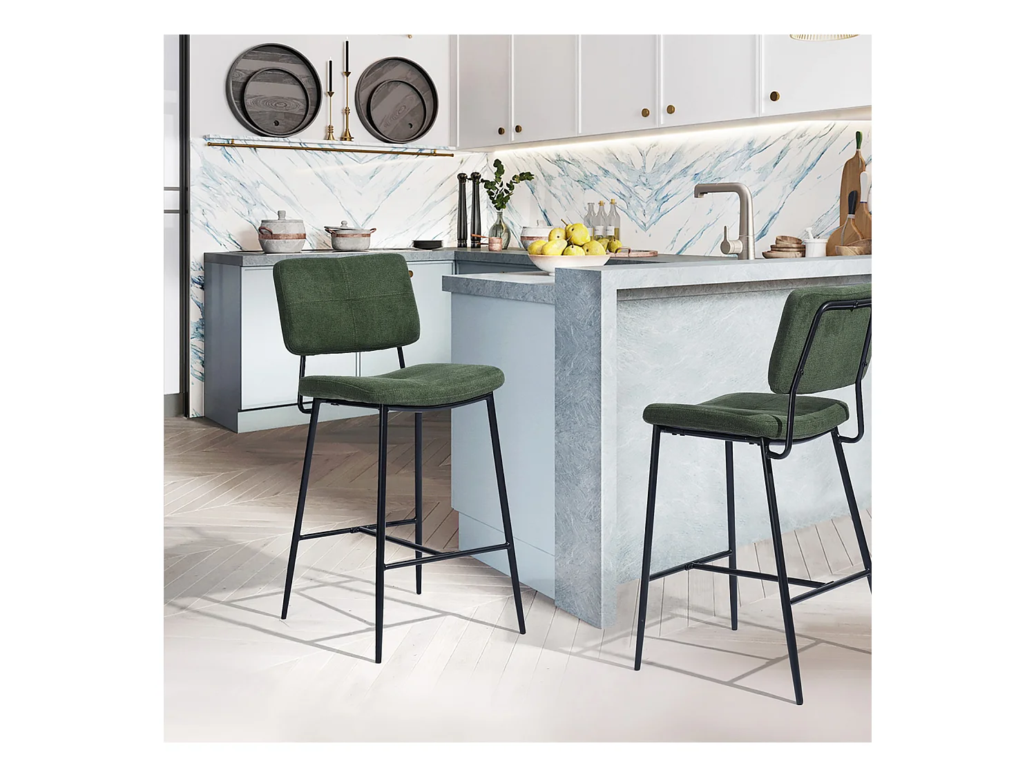 Lot de 2 tabourets de bar, style scandinave, revêtement en tissu vert, pieds en métal, hauteur d'assise 69 cm.