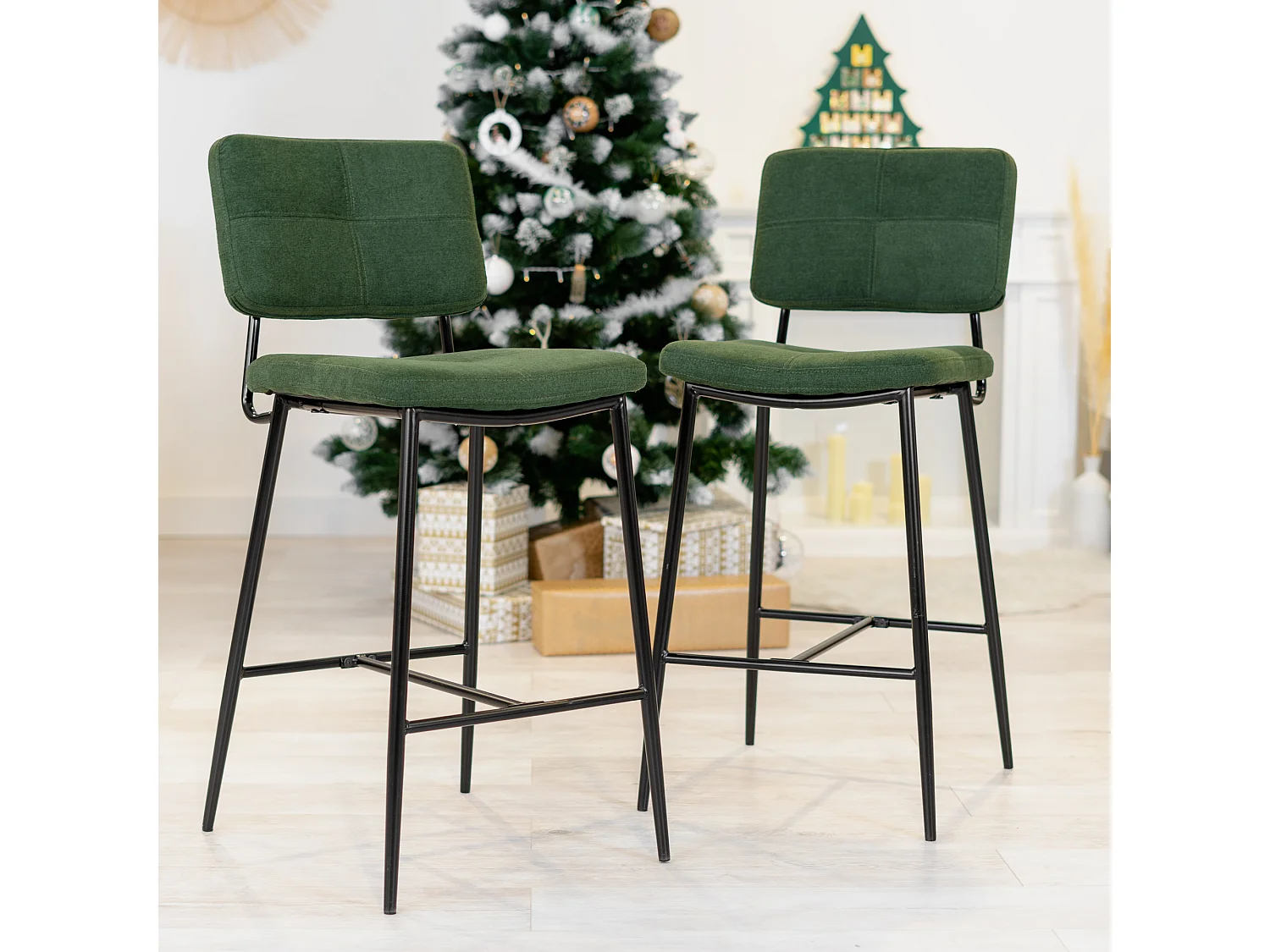 Lot de 2 tabourets de bar, style scandinave, revêtement en tissu vert, pieds en métal, hauteur d'assise 69 cm.