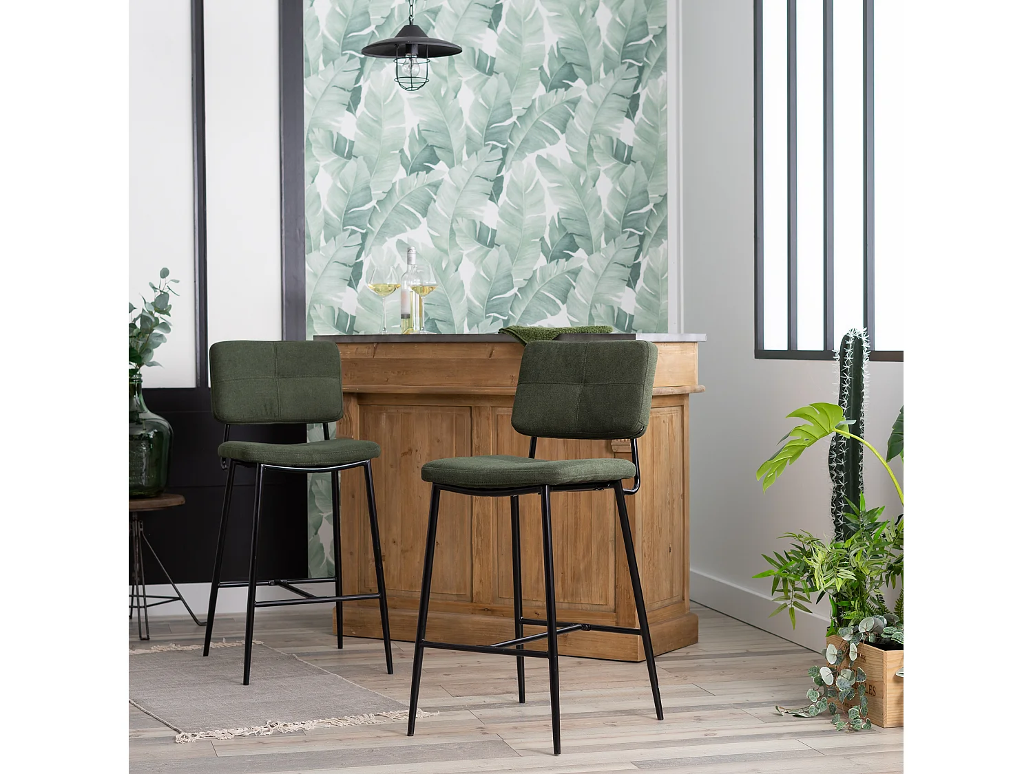 Lot de 2 tabourets de bar, style scandinave, revêtement en tissu vert, pieds en métal, hauteur d'assise 69 cm.