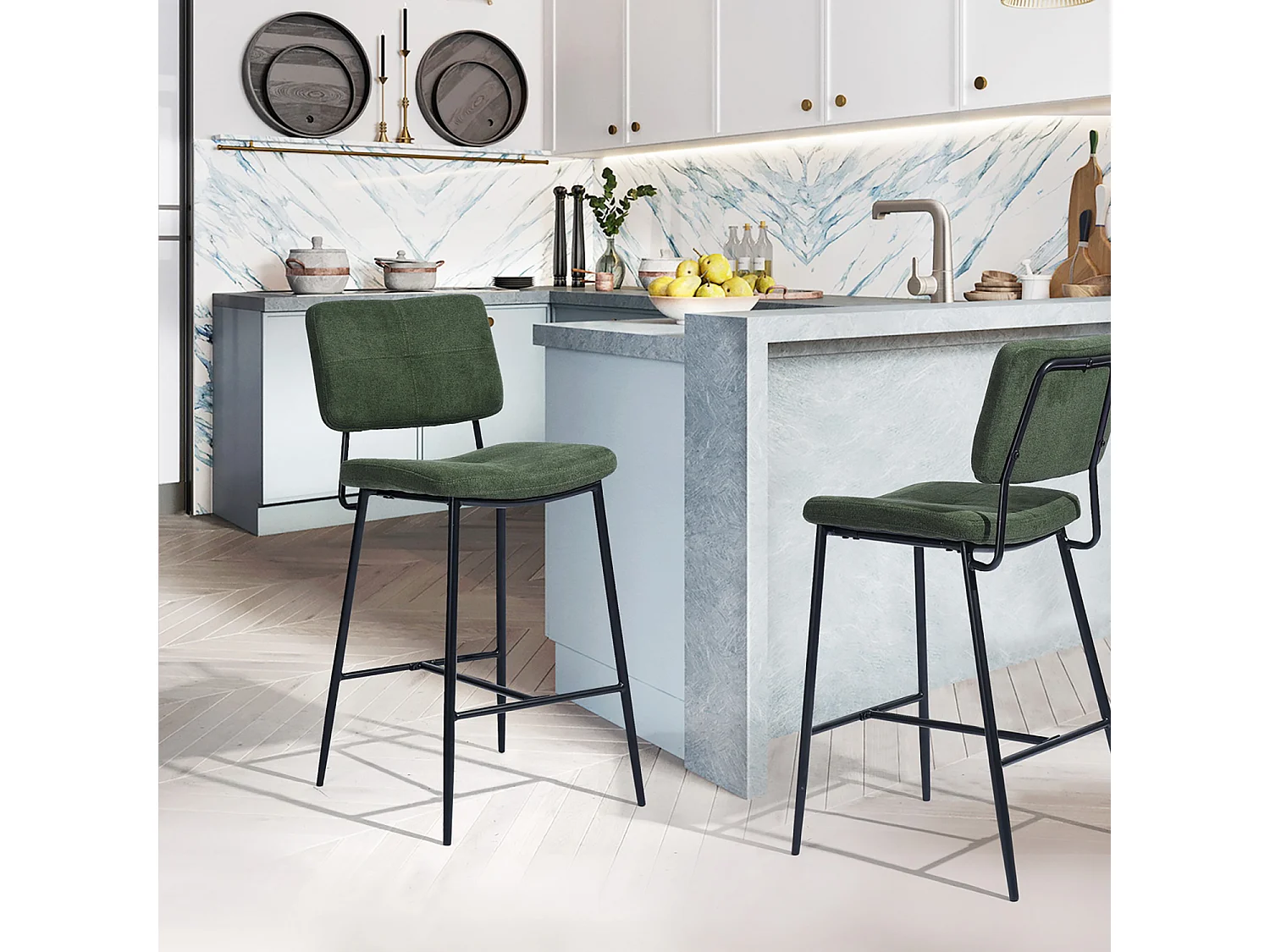 Lot de 2 tabourets de bar, style scandinave, revêtement en tissu vert, pieds en métal, hauteur d'assise 69 cm.