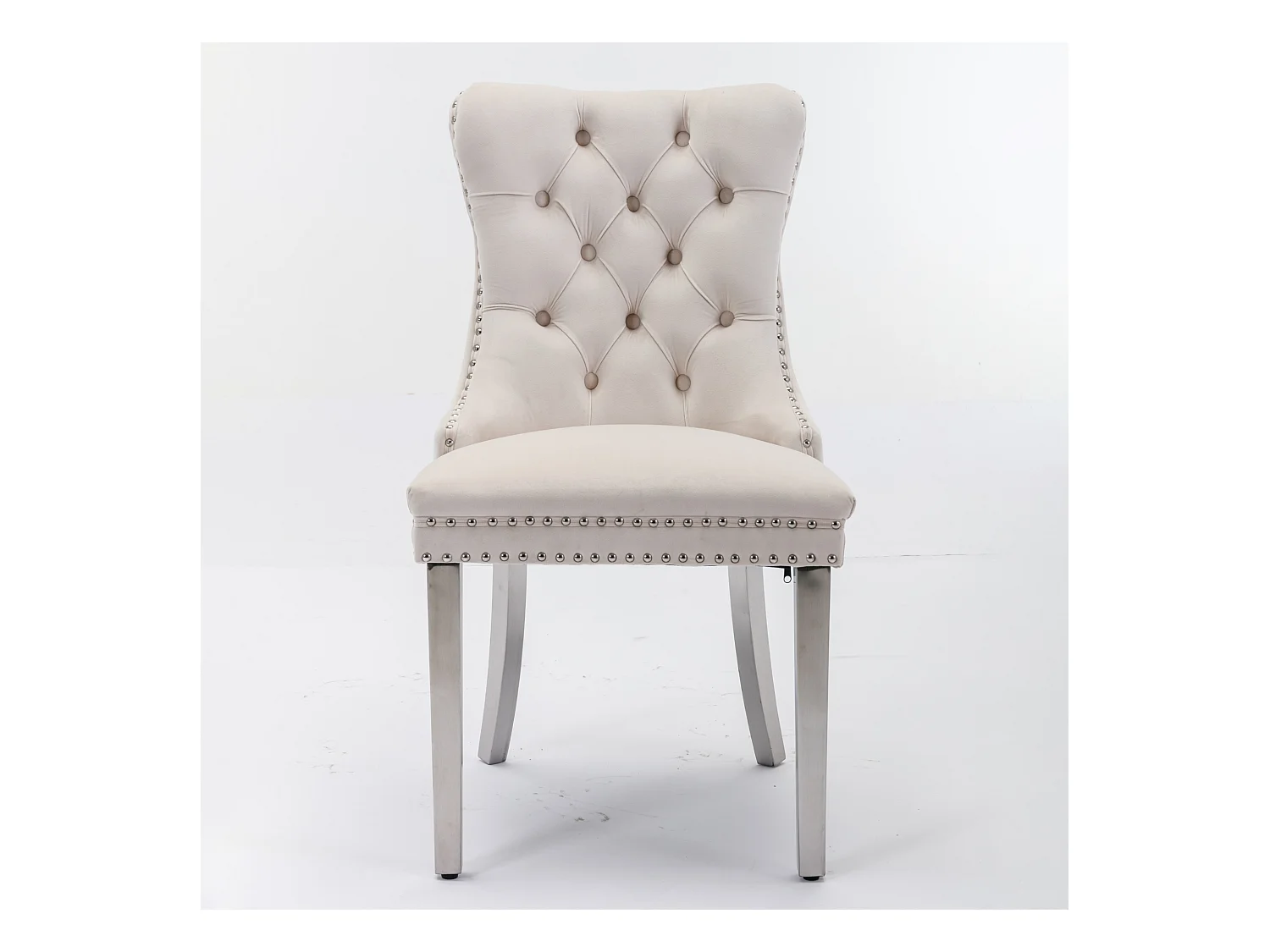 Set di 2 sedie da pranzo - Sedie con schienali imbottiti e gambe in acciaio inossidabile argentato - con finiture borchiate - velluto beige