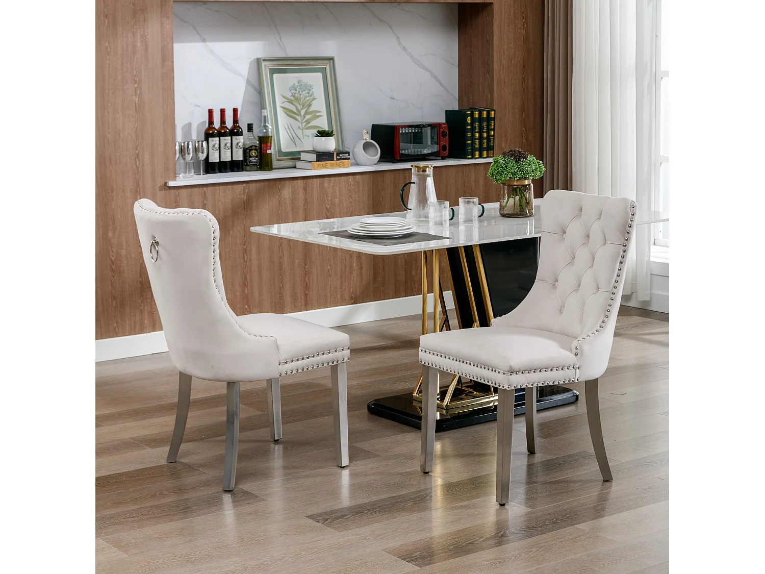 2er-Set Esszimmerstühle – Stühle mit gepolsterter Rückenlehne und silbernen Beinen aus Edelstahl – mit Nietenbesatz – beiger Samt