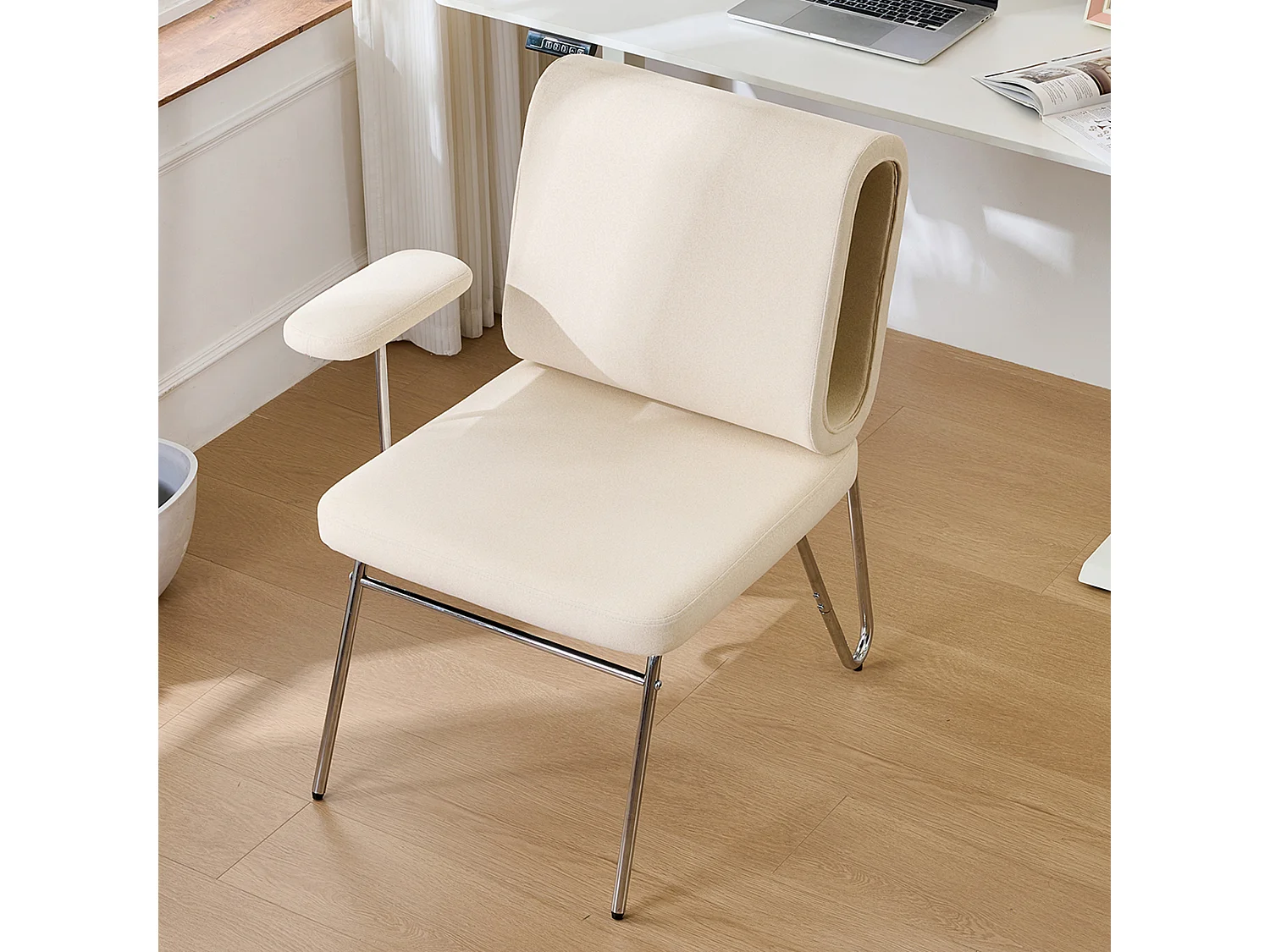 Chaise de bureau avec lit pour chat intégré, design ergonomique, matériau résistant aux griffures, tissu, acier et bois, beige (77x70x89cm)