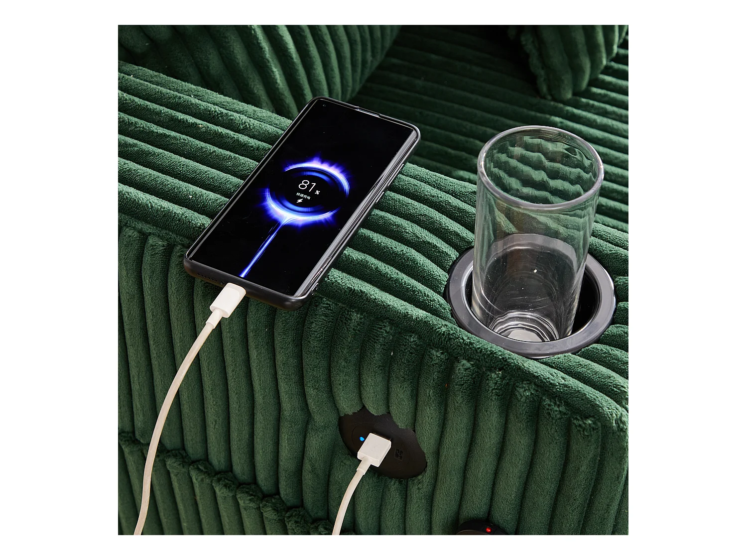 Loungebank van groen pluche met USB-poort, LED-verlichting en bekerhouders
