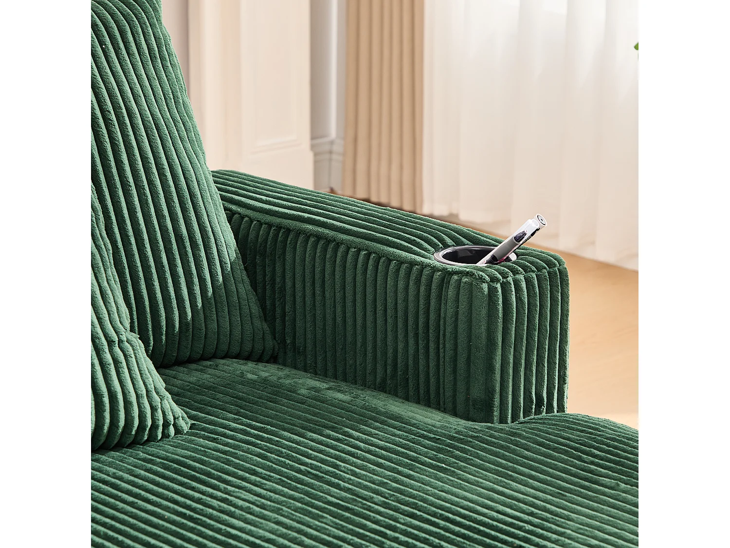 Divano lounge in peluche verde con porta USB, illuminazione LED e portabicchieri