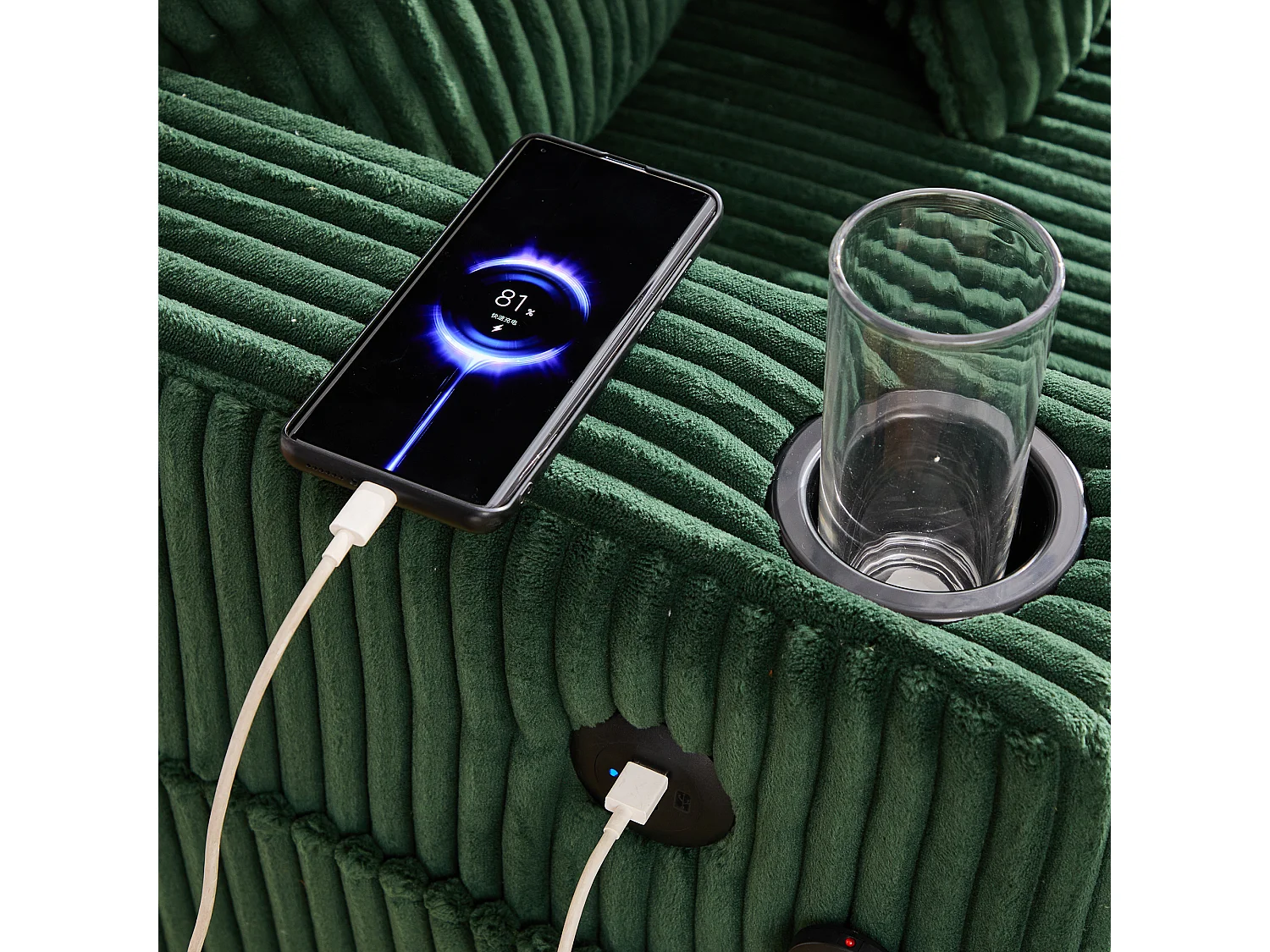 Divano lounge in peluche verde con porta USB, illuminazione LED e portabicchieri