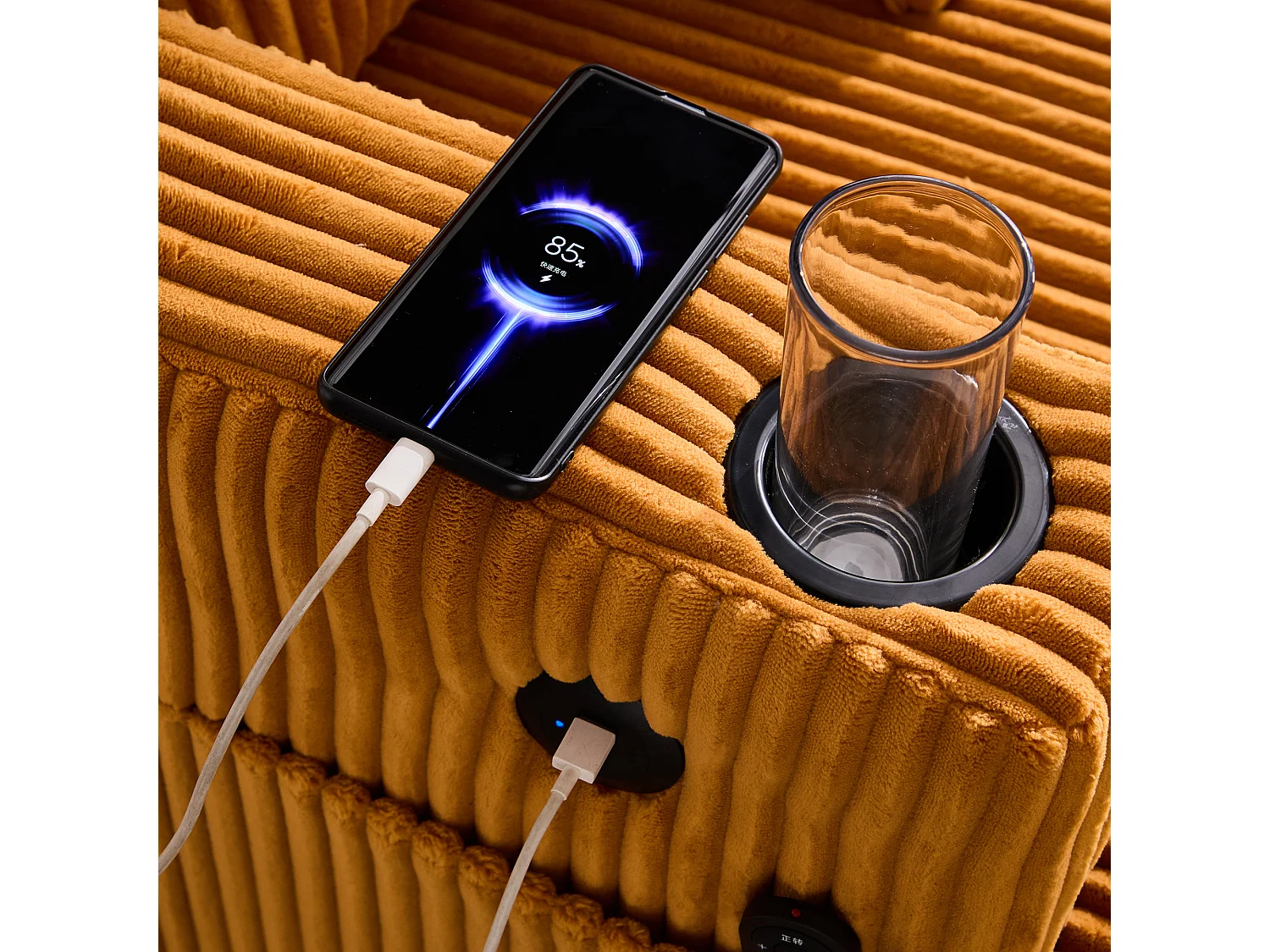 Loungebank van geel pluche met USB-poort, LED-verlichting en bekerhouders