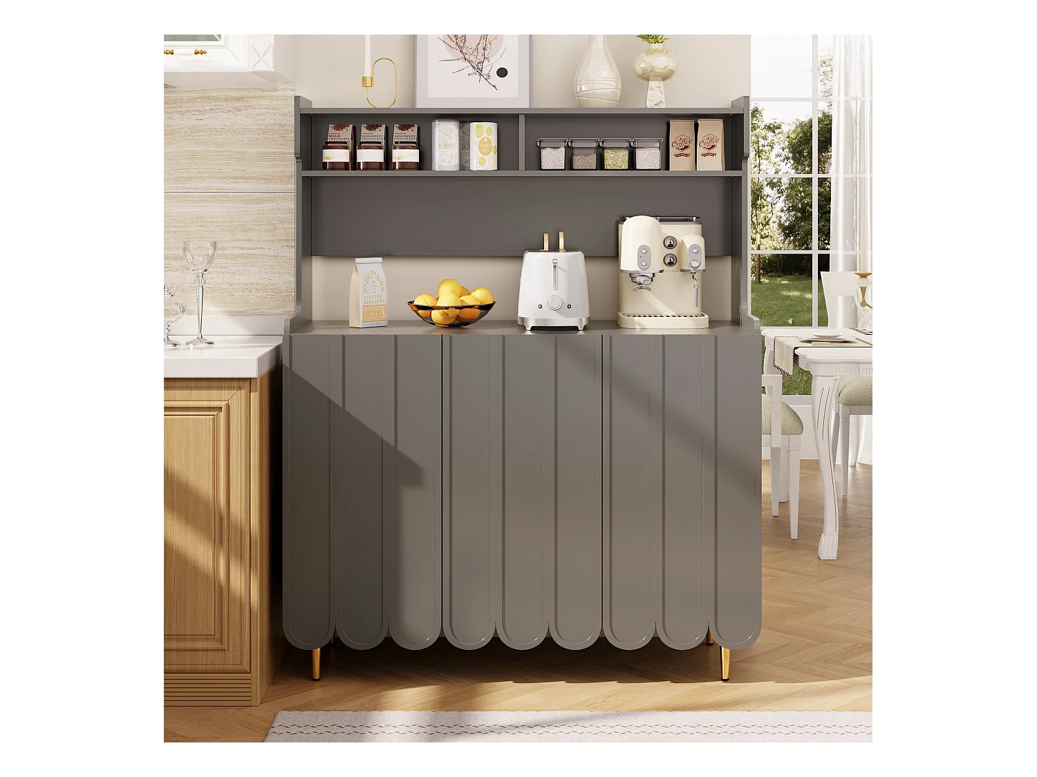 Szara komoda z 3 drzwiami i otwartymi półkami, złote nogi – do salonu i kuchni