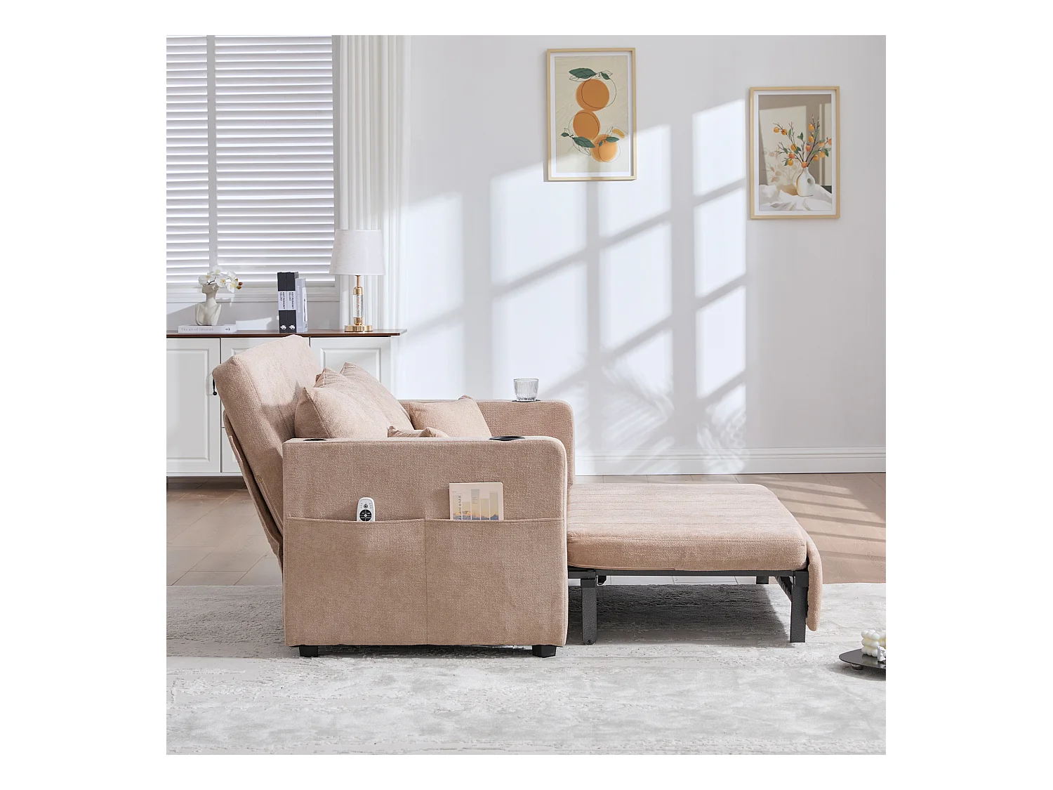Wandbares Sofa mit Seitentaschen, Getränkehaltern und USB-Ladeanschluss – Khakifarbenes Chenille